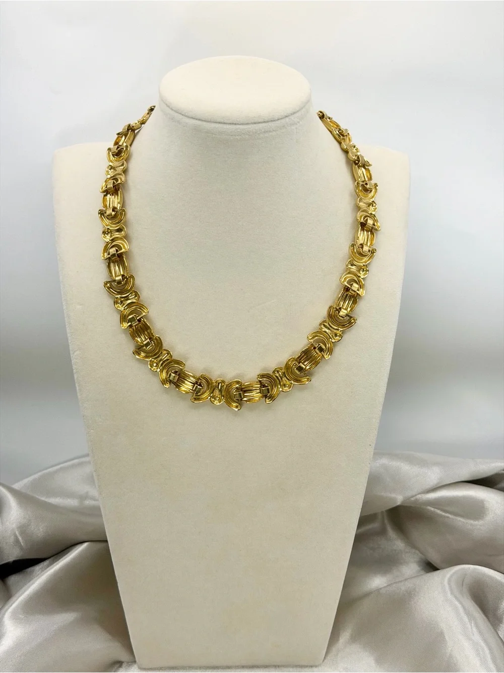 Vintage Avon Gold Tone Textured Link Choker Necklace (16 Inch) Description